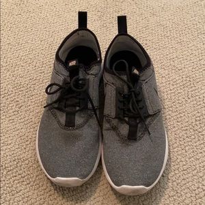 Nike women’s tennis shoes